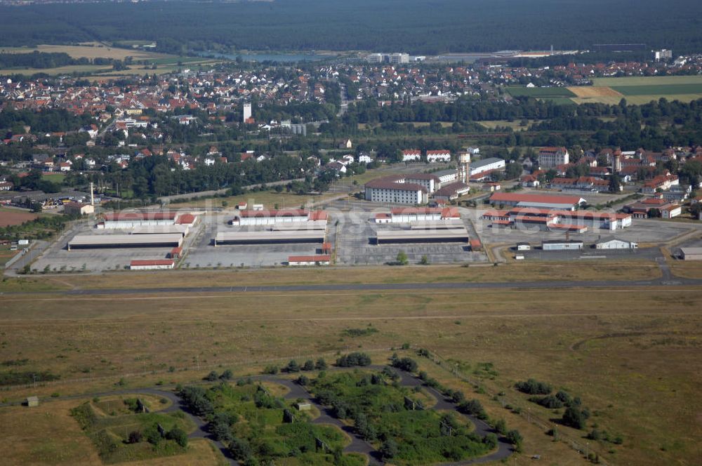 Aerial photograph Babenhausen - Blick auf die alte Kaserne des US-Militärs mit Flugplatz in Babenhausen. Seit Herbst 2006 haben alle Streitkräfte der US-Armee die Kaserne verlassen. Zu dem 144 ha großen Gelände gehört auch ein Flugplatz. Es gibt noch keine konkreten Pläne zur weiteren Nutzung der Fläche.