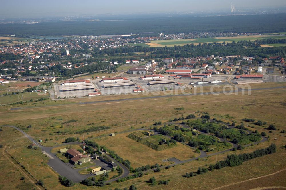 Babenhausen from above - Blick auf die alte Kaserne des US-Militärs mit Flugplatz in Babenhausen. Seit Herbst 2006 haben alle Streitkräfte der US-Armee die Kaserne verlassen. Zu dem 144 ha großen Gelände gehört auch ein Flugplatz. Es gibt noch keine konkreten Pläne zur weiteren Nutzung der Fläche.