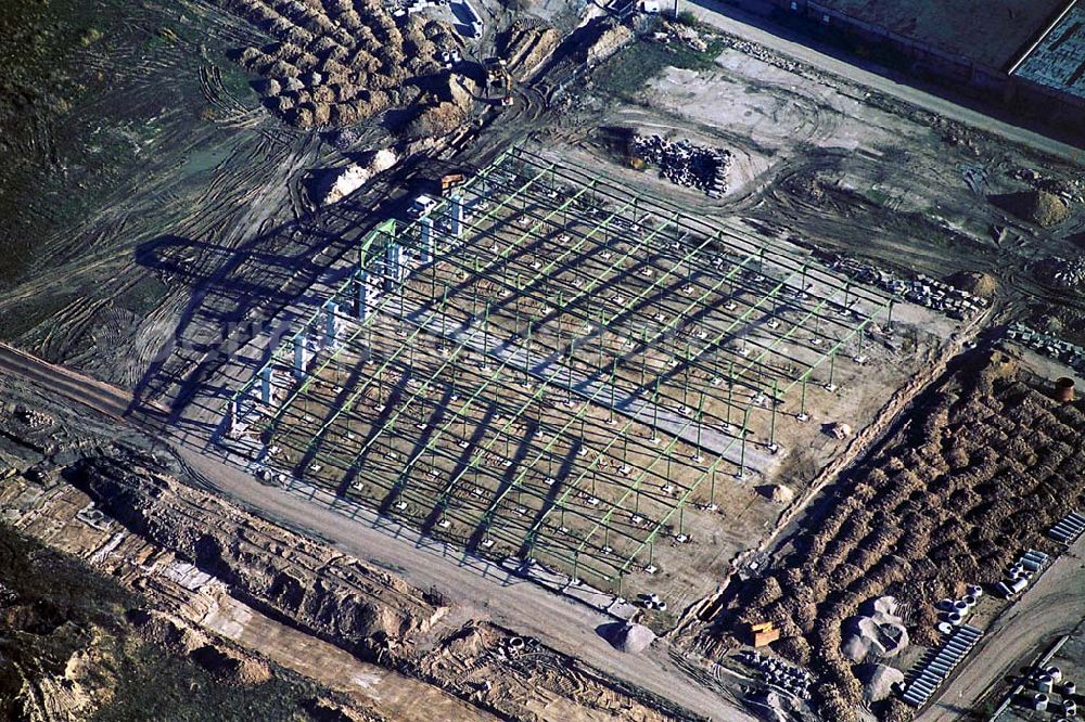 Berlin Friedrichshain from the bird's eye view: 11.11.2003 Blick auf alte Schlachthofhalle , Denkmalschutzobjekt auf dem Gelände des ehemaligen Schlachthofes Eldenaer Strasse, Storkower Strasse s|es Stadtentwicklungsgesellschaft Eldenaer Straße mbH Thaerstraße 30/31 10429 Berlin Telefon: +49 30 42 84 61-0 Telefax: +49 30 42 84 61-26 E-Mail: info@ses-berlin.com