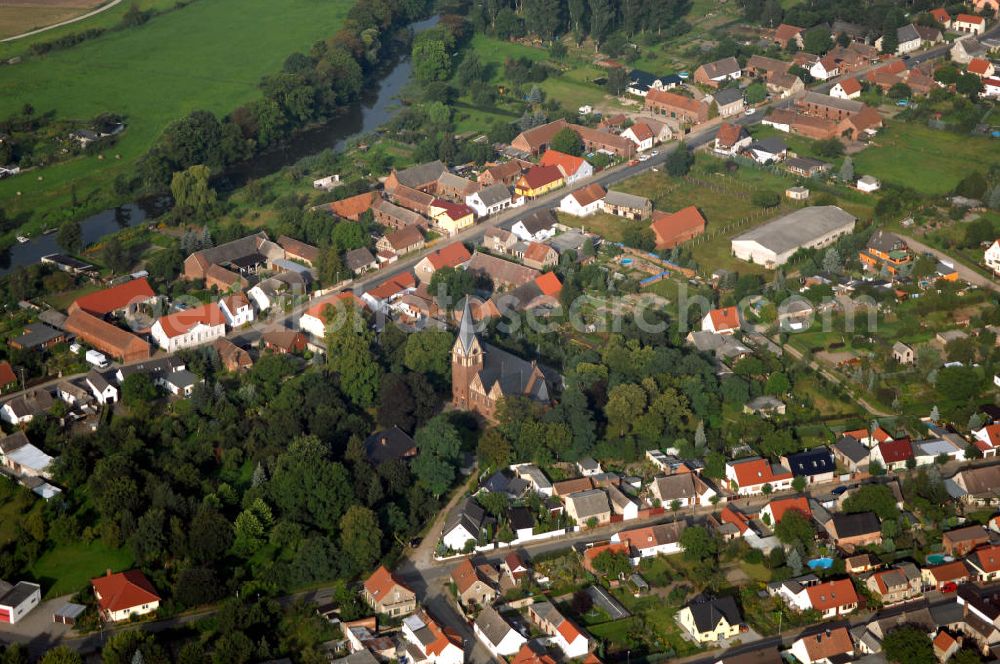 Genthin-Altenplathow from the bird's eye view: Blick auf einen Teil der Stadt Altenplathow mit der Dorfkirche. Sie zählt zur Straße der Romanik, welche die Dome, Burgen, Klöster und Kirchen die in der Zeit vom 10. bis Mitte des 13. Jahrhundert entstanden, und somit ein Zeichen der Christianisierung sind, verbindet.