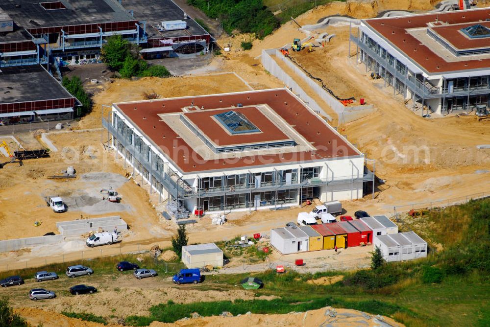 Aerial image Kronberg - Blick auf die die Altkönigschule (AKS) in Kronberg im Taunus. Die AKS Kronberg ist eine kooperative Gesamtschule (Haupt- und Realschule sowie Gymnasium) mit ca. 1.300 Schülerinnen und Schülern und ca. 120 Lehrkräften. Im Bild sind zwei der insgesamt vier neuen Campusbauten der Schule zu sehen. Jeder beherbergt 16 Klassenräume auf zwei Stockwerken, einen großen überdachten Innenhof und außen eine Komplettglasfassade. Kontakt: Schulleitung der Altkönigschule Kronberg, Schulleiterin Frau Dr. Weber, Le-Lavandou-Str. 4, 61476 Kronberg, Tel.: 06173-9339-0,