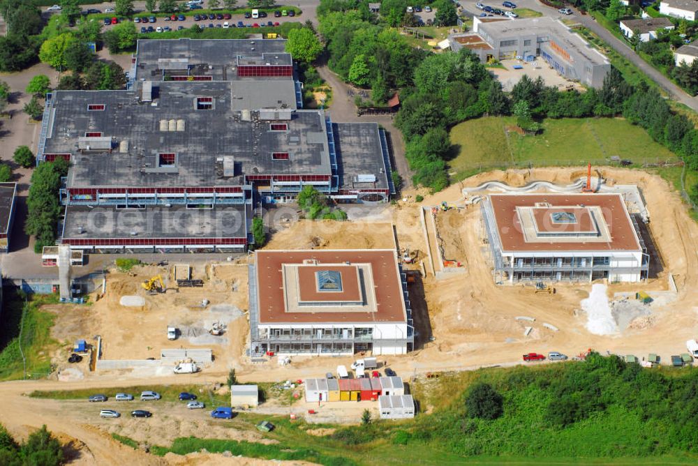 Aerial photograph Kronberg - Blick auf die die Altkönigschule (AKS) in Kronberg im Taunus. Die AKS Kronberg ist eine kooperative Gesamtschule (Haupt- und Realschule sowie Gymnasium) mit ca. 1.300 Schülerinnen und Schülern und ca. 120 Lehrkräften. Im Bild sind zwei der insgesamt vier neuen Campusbauten der Schule zu sehen. Jeder beherbergt 16 Klassenräume auf zwei Stockwerken, einen großen überdachten Innenhof und außen eine Komplettglasfassade. Kontakt: Schulleitung der Altkönigschule Kronberg, Schulleiterin Frau Dr. Weber, Le-Lavandou-Str. 4, 61476 Kronberg, Tel.: 06173-9339-0,