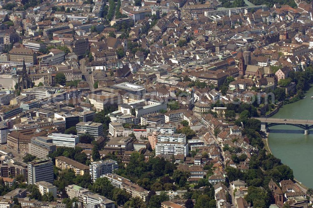 Aerial image BASEL - Die Wettersteinbrücke führt zur Altstadt Grossbasel, dem linksrheinischen Teil der Altstadt. Die Quartiersgrenze führt an der ehemaligen Stadtmauer entlang und in seinem Geviert findet man die meisten historischen Gebäude wie das Basler Rathaus und das Basler Münster (Kirche). Im vorderen Teil des Bildes sind die Wohngegend mit Plattenbauten zu erkennen.