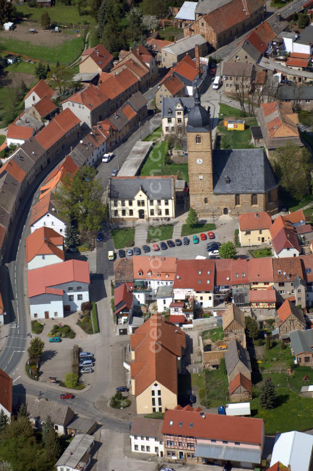 Aerial image Buttelstedt - Blick auf die Altstadt und die Kirche von Buttelstedt. Die Nikolaikirche im Stadtkern wurde bis 1566 erbaut und hat eine besondere Turmuhr als historisch-technisches Denkmal. Kontakt: Stadtverwaltung Buttelstedt, Markt 14, 99439 Buttelstedt, Tel.+49 (0)36451 60215, Fax +49 (0)36451 73988, Email info@buttelstedt.net