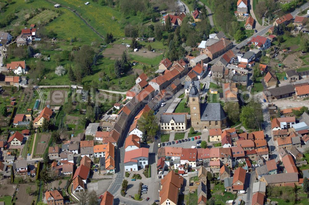 Aerial photograph Buttelstedt - Blick auf die Altstadt und die Kirche von Buttelstedt. Die Nikolaikirche im Stadtkern wurde bis 1566 erbaut und hat eine besondere Turmuhr als historisch-technisches Denkmal. Kontakt: Stadtverwaltung Buttelstedt, Markt 14, 99439 Buttelstedt, Tel.+49 (0)36451 60215, Fax +49 (0)36451 73988, Email info@buttelstedt.net