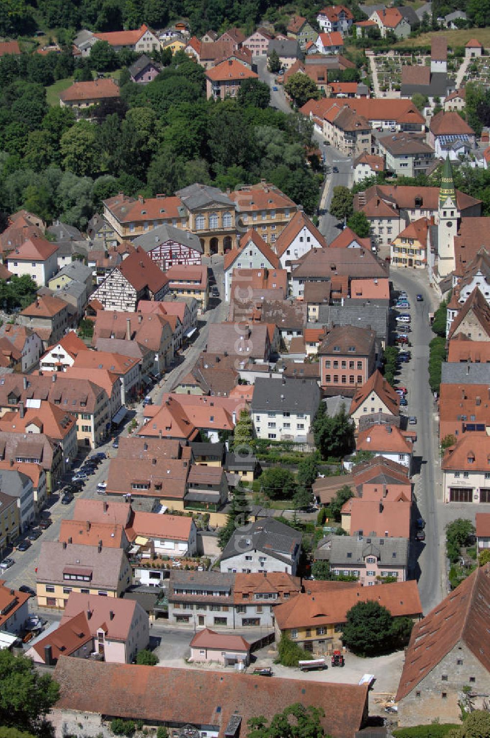 Aerial image Pappenheim - Blick auf die Altstadt in Pappenheim. Die mittelfränkische Stadt ist ein Luftkurort und liegt im Altmühltal. Die evangelisch-lutherische Stadtkirche in der Altstadt wurde 1676 erbaut und erhielt 1713 ihr barockes Aussehen. Kontakt: Pfarrei Pappenheim: Graf-Carl-Str. 1, 91788 Pappenheim, Tel. +49 (0)9143 83170, Fax +49 (0)9143 831720, Email pfarramt.pappenheim@elkb.de