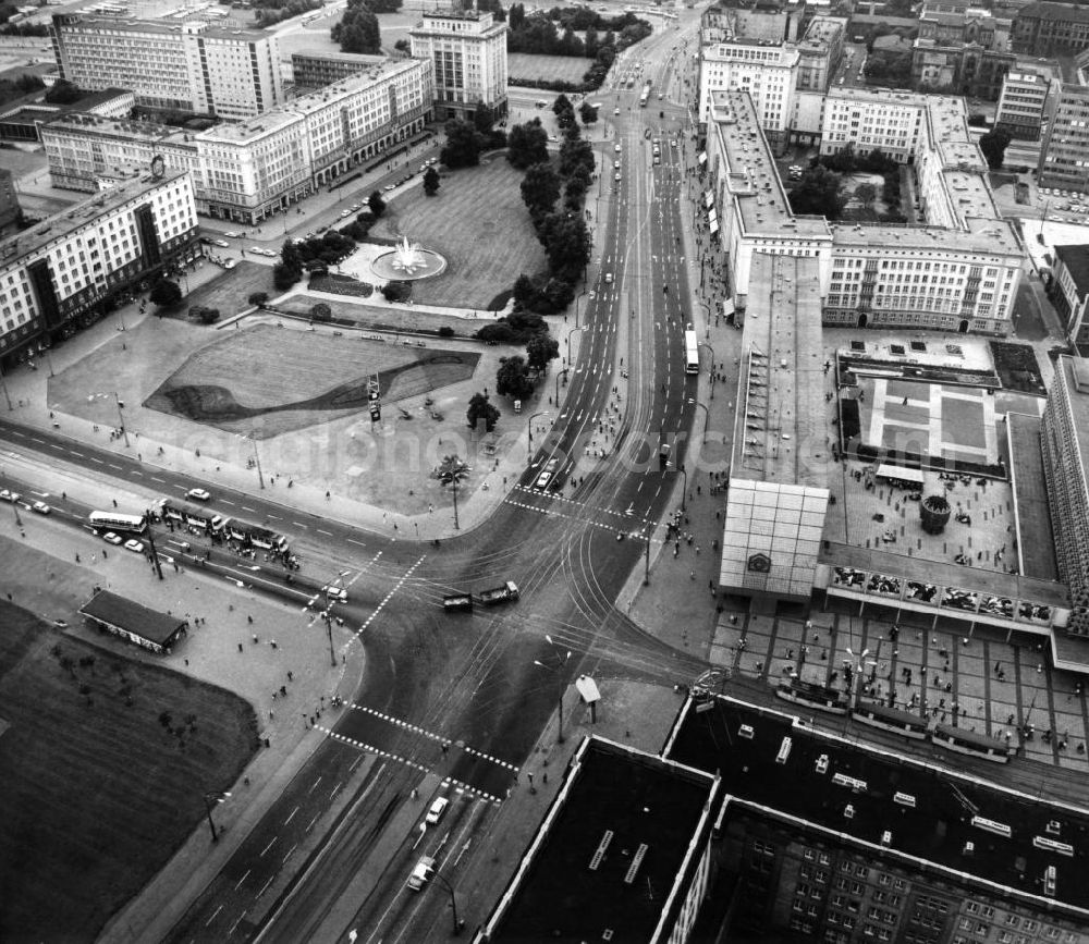 Aerial photograph Magdeburg - Blick auf die Altstadt im Zentrum der Stadt Magdeburg (heute Landeshauptstadt) in Sachsen-Anhalt. Blick auf die Wilhelm-Pieck-Allee (heute Ernst-Reuter-Allee) / Ecke Breiter Weg mit Autos, Bus und Straßenbahn. Rechts Blauer Bock und das Einkaufszentrum Zentrum Warenhaus (heute Karstadt), links Freifläche (heute Ulrichshaus). Im Hintergrund Stalinbauten.