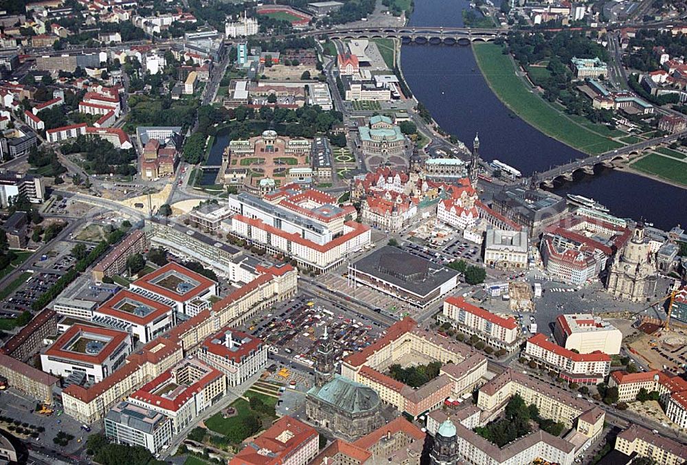 Dresden from above - Blick auf den Altstadt und Zentrumsbereich von Dresden mit der Altmarkt-Galerie Dresden (ECE Projektmanagement Anschrift: Webergasse 1,01067 Dresden,Tel.: 0351 / 48204-0). Mit im Bild am Elbverlauf der Stadt die wiederaufgebaute Frauenkirche,Neumarkt,Residenzschloß,Semperoper,Theaterplatz,Albertinum sowie der Dresdner Zwinger