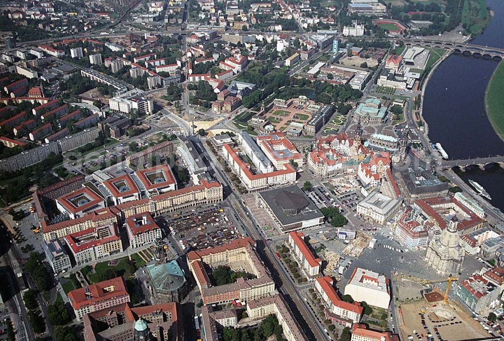 Dresden from above - Blick auf den Altstadt und Zentrumsbereich von Dresden mit der Altmarkt-Galerie Dresden (ECE Projektmanagement Anschrift: Webergasse 1,01067 Dresden,Tel.: 0351 / 48204-0). Mit im Bild am Elbverlauf der Stadt die wiederaufgebaute Frauenkirche,Neumarkt,Residenzschloß,Semperoper,Theaterplatz,Albertinum sowie der Dresdner Zwinger