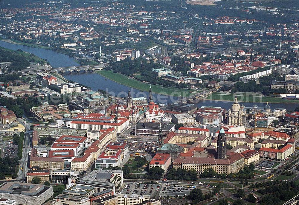 Dresden from above - Blick auf den Altstadt und Zentrumsbereich von Dresden mit der Altmarkt-Galerie Dresden (ECE Projektmanagement Anschrift: Webergasse 1,01067 Dresden,Tel.: 0351 / 48204-0). Mit im Bild am Elbverlauf der Stadt die wiederaufgebaute Frauenkirche,Neumarkt,Residenzschloß,Semperoper,Theaterplatz,Albertinum sowie der Dresdner Zwinger