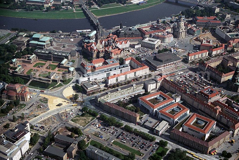 Dresden from above - Blick auf den Altstadt und Zentrumsbereich von Dresden mit der Altmarkt-Galerie Dresden (ECE Projektmanagement Anschrift: Webergasse 1,01067 Dresden,Tel.: 0351 / 48204-0). Mit im Bild am Elbverlauf der Stadt die wiederaufgebaute Frauenkirche,Neumarkt,Residenzschloß,Semperoper,Theaterplatz,Albertinum sowie der Dresdner Zwinger