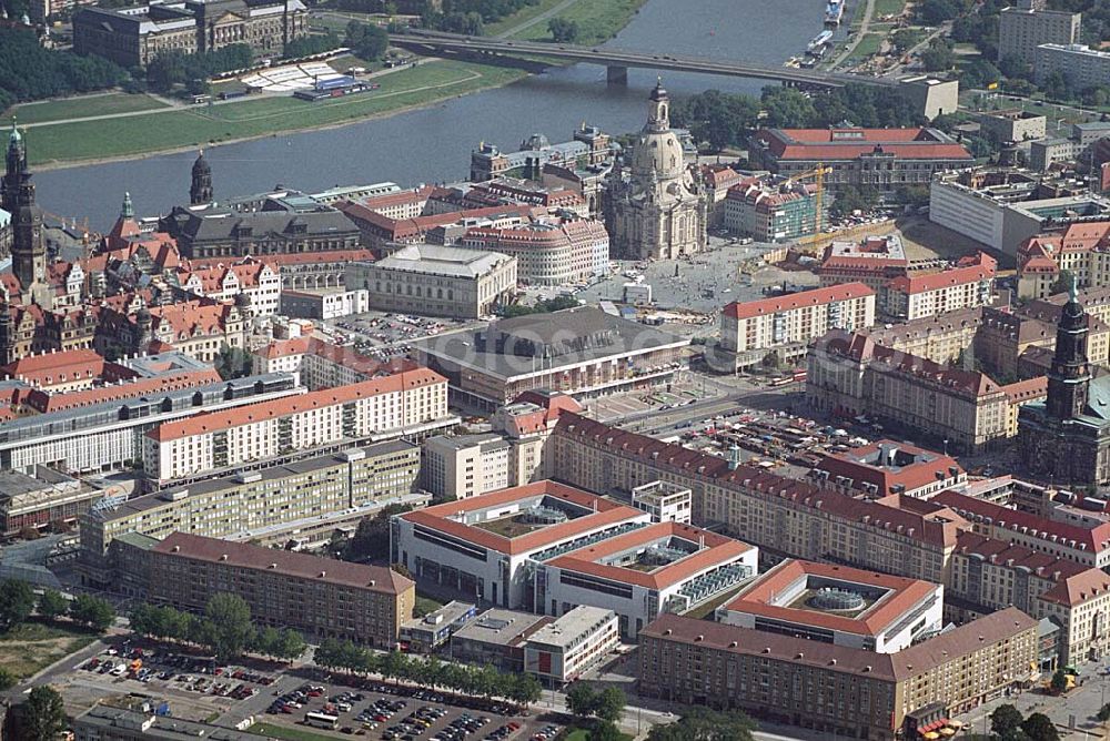 Dresden from above - Blick auf den Altstadt und Zentrumsbereich von Dresden mit der Altmarkt-Galerie Dresden (ECE Projektmanagement Anschrift: Webergasse 1,01067 Dresden,Tel.: 0351 / 48204-0). Mit im Bild am Elbverlauf der Stadt die wiederaufgebaute Frauenkirche,Neumarkt,Residenzschloß,Semperoper,Theaterplatz,Albertinum sowie der Dresdner Zwinger