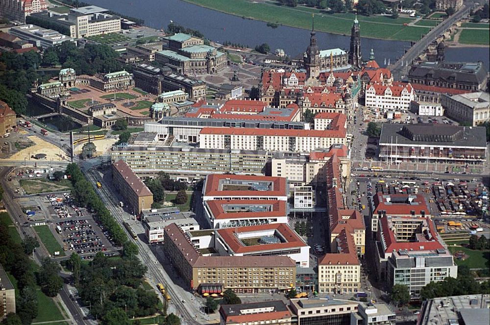 Aerial image Dresden - Blick auf den Altstadt und Zentrumsbereich von Dresden mit der Altmarkt-Galerie Dresden (ECE Projektmanagement Anschrift: Webergasse 1,01067 Dresden,Tel.: 0351 / 48204-0). Mit im Bild am Elbverlauf der Stadt die wiederaufgebaute Frauenkirche,Neumarkt,Residenzschloß,Semperoper,Theaterplatz,Albertinum sowie der Dresdner Zwinger