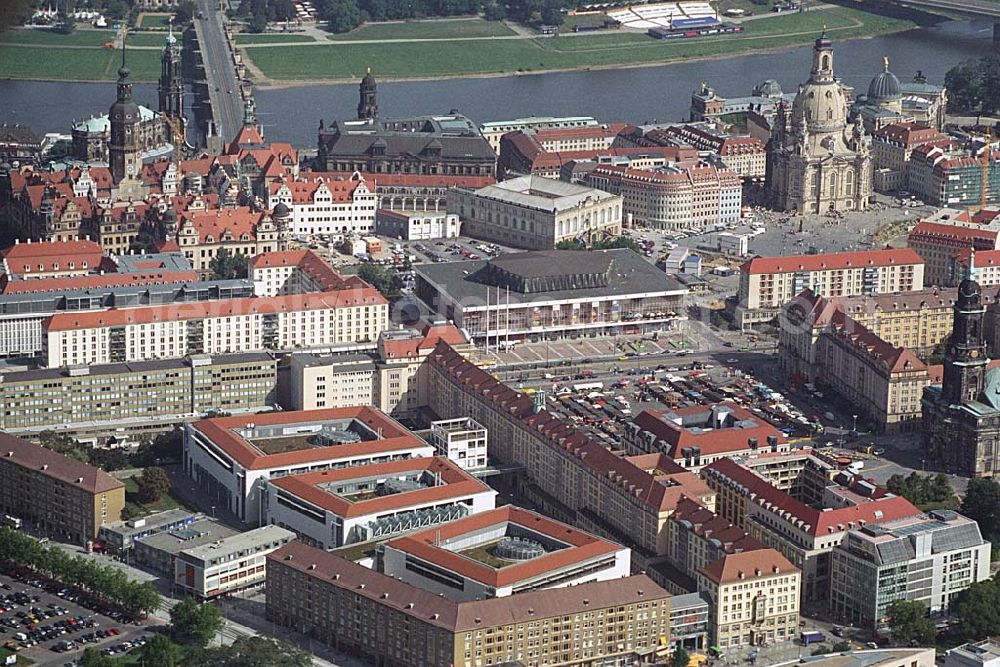 Dresden from above - Blick auf den Altstadt und Zentrumsbereich von Dresden mit der Altmarkt-Galerie Dresden (ECE Projektmanagement Anschrift: Webergasse 1,01067 Dresden,Tel.: 0351 / 48204-0). Mit im Bild am Elbverlauf der Stadt die wiederaufgebaute Frauenkirche,Neumarkt,Residenzschloß,Semperoper,Theaterplatz,Albertinum sowie der Dresdner Zwinger