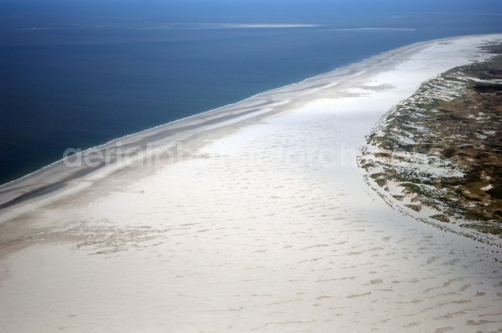 Wittdün from the bird's eye view: Blick auf den Amrumer Strand bei Wittdün. Im Westen der Insel brandet die Nordsse an den 10 Quadratkilometer großen Kniepsand. Die Dünenlandschaften türmen sich bis zu 32 Meter hoch auf. Kontakt: Amt Föhr-Amrum, Hafenstraße 23, 25938 Wyk auf Föhr, Daniel Schenck Tel. +49 (0)4681 5004 824