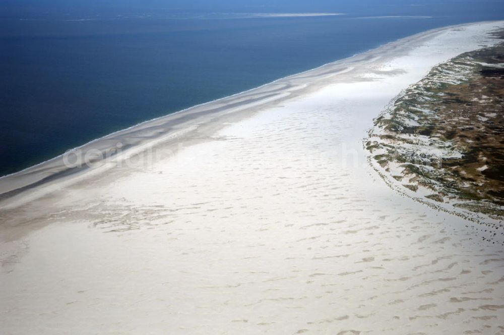 Aerial image Wittdün - Blick auf den Amrumer Strand bei Wittdün. Im Westen der Insel brandet die Nordsse an den 10 Quadratkilometer großen Kniepsand. Die Dünenlandschaften türmen sich bis zu 32 Meter hoch auf. Kontakt: Amt Föhr-Amrum, Hafenstraße 23, 25938 Wyk auf Föhr, Daniel Schenck Tel. +49 (0)4681 5004 824