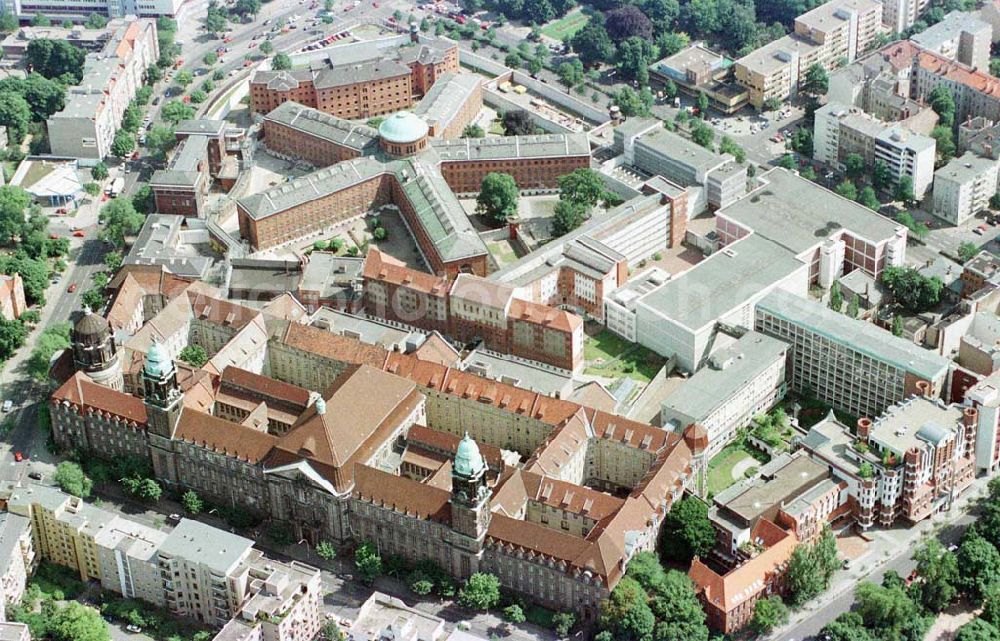 Berlin-Moabit from the bird's eye view: , Blick auf das Amtsgericht Berlin-Tiergarten mit der JVA Moabit. Die Justizvollzugsanstalt Moabit ist die Untersuchungshaft- anstalt für männliche Erwachsene im Land Berlin und besteht aus 3 Teilanstalten und dem Krankenhauses der Berliner Vollzugsanstalten. Es können 1290 Gefangene aufgenommen werden. Justizvollzugs- anstalt Moabit, Alt-Moabit 12 a, 10559 Berlin, Tel. 030 / 90 14 - 0, E-mail: poststelle@jvambt.verwalt-berlin.de