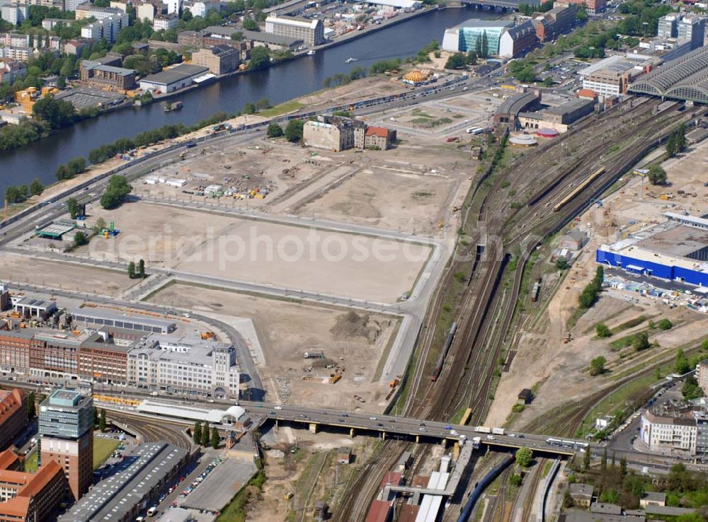 Berlin from above - Blick auf das Areal der Baustelle der amerikanischen Anschutz Entertainment Group (AEG). Sie plant, ein rund 21 Hektar großes Areal am Berliner Ostbahnhof zu erschließen und dort neben Wohn-, Büro- und Geschäftshäusern eine Multifunktionshalle für Musik-, Entertainment- und Sportveranstaltungen zu errichten.