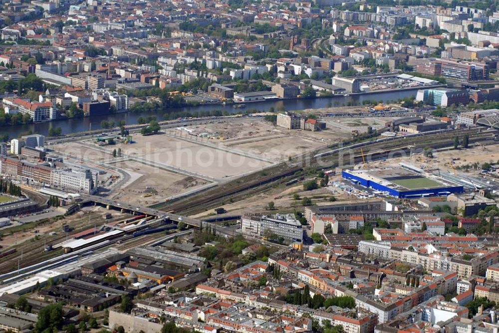 Berlin from the bird's eye view: Blick auf das Areal der Baustelle der amerikanischen Anschutz Entertainment Group (AEG). Sie plant, ein rund 21 Hektar großes Areal am Berliner Ostbahnhof zu erschließen und dort neben Wohn-, Büro- und Geschäftshäusern eine Multifunktionshalle für Musik-, Entertainment- und Sportveranstaltungen zu errichten.