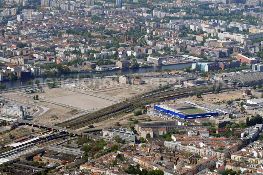 Aerial image Berlin - Blick auf das Areal der Baustelle der amerikanischen Anschutz Entertainment Group (AEG). Sie plant, ein rund 21 Hektar großes Areal am Berliner Ostbahnhof zu erschließen und dort neben Wohn-, Büro- und Geschäftshäusern eine Multifunktionshalle für Musik-, Entertainment- und Sportveranstaltungen zu errichten.