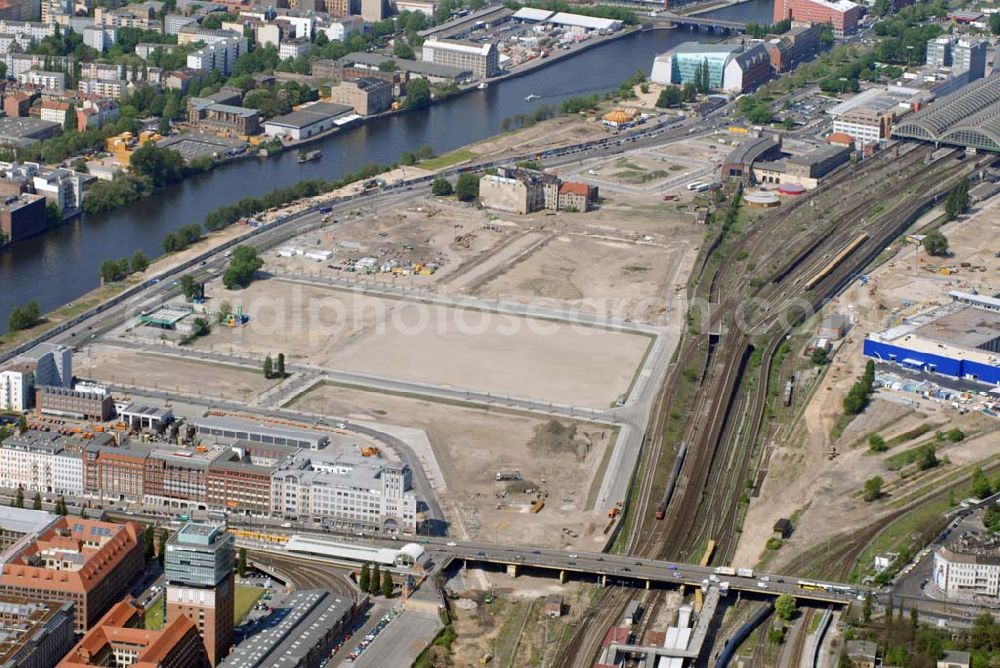 Aerial photograph Berlin - Blick auf das Areal der Baustelle der amerikanischen Anschutz Entertainment Group (AEG). Sie plant, ein rund 21 Hektar großes Areal am Berliner Ostbahnhof zu erschließen und dort neben Wohn-, Büro- und Geschäftshäusern eine Multifunktionshalle für Musik-, Entertainment- und Sportveranstaltungen zu errichten.