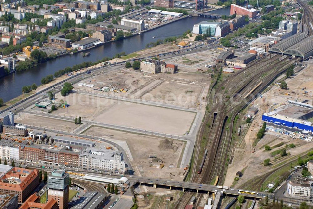 Berlin from above - Blick auf das Areal der Baustelle der amerikanischen Anschutz Entertainment Group (AEG). Sie plant, ein rund 21 Hektar großes Areal am Berliner Ostbahnhof zu erschließen und dort neben Wohn-, Büro- und Geschäftshäusern eine Multifunktionshalle für Musik-, Entertainment- und Sportveranstaltungen zu errichten.