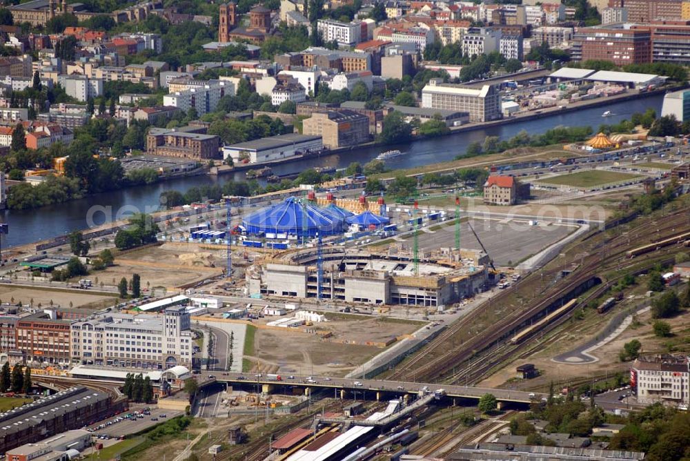 Berlin from the bird's eye view: Blick auf das Areal der Baustelle der amerikanischen Anschutz Entertainment Group (AEG). Sie plant, ein rund 21 Hektar großes Areal am Berliner Ostbahnhof zu erschließen und dort neben Wohn-, Büro- und Geschäftshäusern eine Multifunktionshalle für Musik-, Entertainment- und Sportveranstaltungen zu errichten.