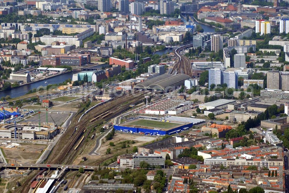 Aerial image Berlin - Blick auf das Areal der Baustelle der amerikanischen Anschutz Entertainment Group (AEG). Sie plant, ein rund 21 Hektar großes Areal am Berliner Ostbahnhof zu erschließen und dort neben Wohn-, Büro- und Geschäftshäusern eine Multifunktionshalle für Musik-, Entertainment- und Sportveranstaltungen zu errichten.