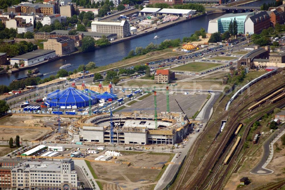 Aerial photograph Berlin - Blick auf das Areal der Baustelle der amerikanischen Anschutz Entertainment Group (AEG). Sie plant, ein rund 21 Hektar großes Areal am Berliner Ostbahnhof zu erschließen und dort neben Wohn-, Büro- und Geschäftshäusern eine Multifunktionshalle für Musik-, Entertainment- und Sportveranstaltungen zu errichten.