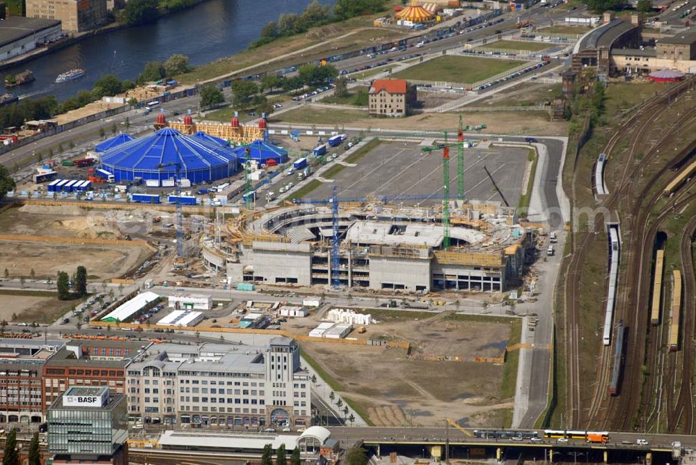 Berlin from above - Blick auf das Areal der Baustelle der amerikanischen Anschutz Entertainment Group (AEG). Sie plant, ein rund 21 Hektar großes Areal am Berliner Ostbahnhof zu erschließen und dort neben Wohn-, Büro- und Geschäftshäusern eine Multifunktionshalle für Musik-, Entertainment- und Sportveranstaltungen zu errichten.