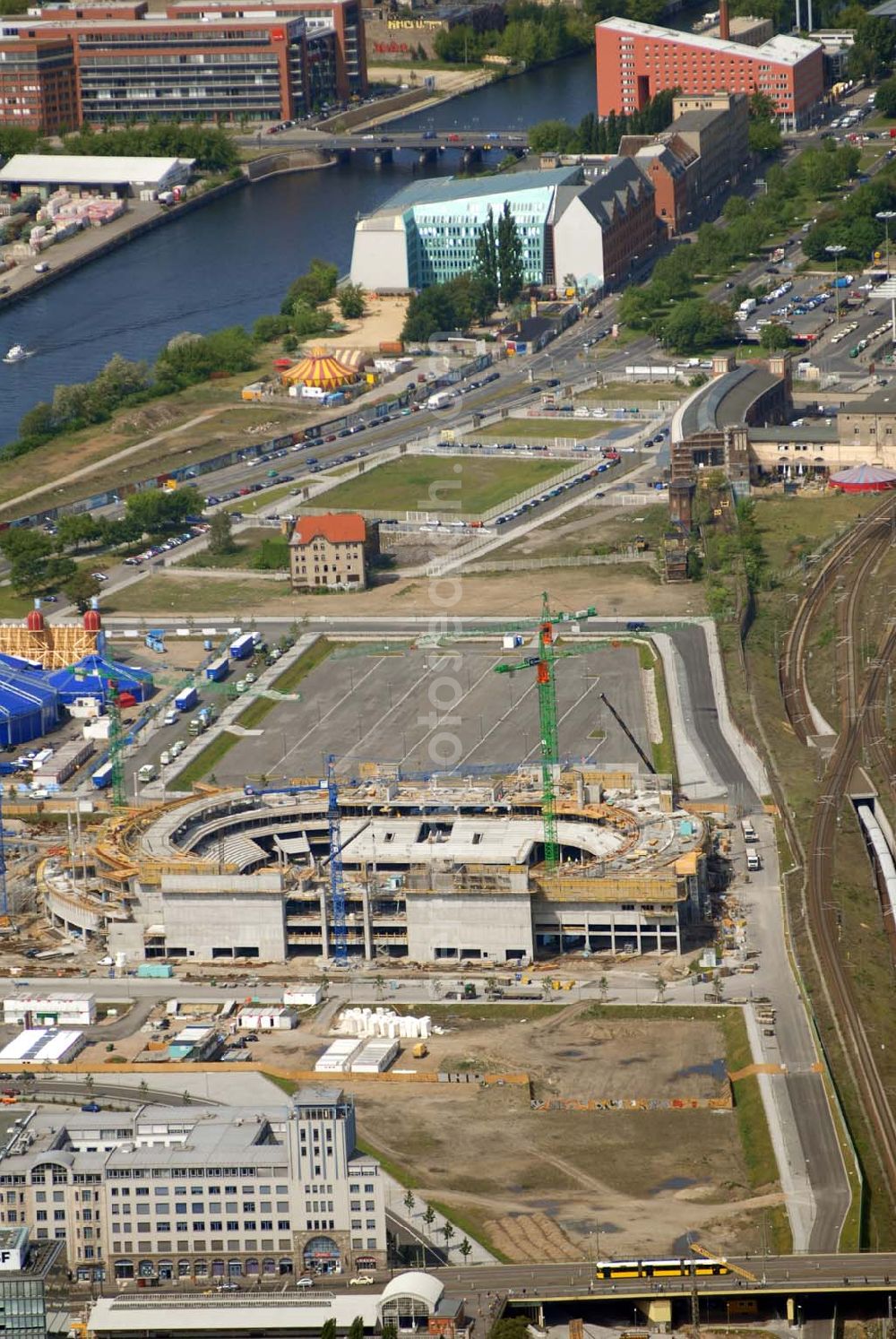 Berlin from the bird's eye view: Blick auf das Areal der Baustelle der amerikanischen Anschutz Entertainment Group (AEG). Sie plant, ein rund 21 Hektar großes Areal am Berliner Ostbahnhof zu erschließen und dort neben Wohn-, Büro- und Geschäftshäusern eine Multifunktionshalle für Musik-, Entertainment- und Sportveranstaltungen zu errichten.