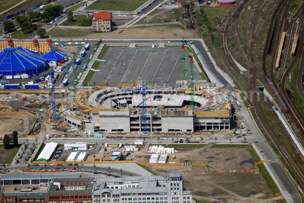 Aerial image Berlin - Blick auf das Areal der Baustelle der amerikanischen Anschutz Entertainment Group (AEG). Sie plant, ein rund 21 Hektar großes Areal am Berliner Ostbahnhof zu erschließen und dort neben Wohn-, Büro- und Geschäftshäusern eine Multifunktionshalle für Musik-, Entertainment- und Sportveranstaltungen zu errichten.