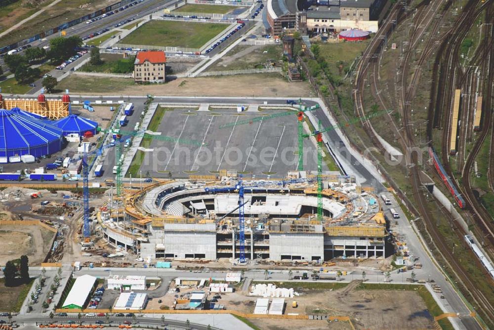 Aerial photograph Berlin - Blick auf das Areal der Baustelle der amerikanischen Anschutz Entertainment Group (AEG). Sie plant, ein rund 21 Hektar großes Areal am Berliner Ostbahnhof zu erschließen und dort neben Wohn-, Büro- und Geschäftshäusern eine Multifunktionshalle für Musik-, Entertainment- und Sportveranstaltungen zu errichten.