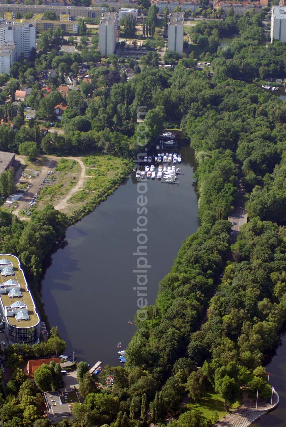 Berlin from above - Blick auf das Areal des Borsighafens am Borsigdamm in Berlin Reinickendorf.Statt Sportboote und kleiner Yachten sollen im Borsighafen künftig wieder Lastkähne festmachen. Vor allem die ansässigen Unternehmen Borsig und MAN wollen dort ihre schweren und sperrigen Anlagen und Aggregate verschiffen, weil der Transport zum Westhafen durch die Stadt immer komplizierter wird. Um die Unternehmen zu unterstützen, hat der Bezirk jetzt den Borsighafen aus seinem Tourismuskonzept gestrichen. Er sollte ursprünglich zu einem Yachthafen ausgebaut werden.