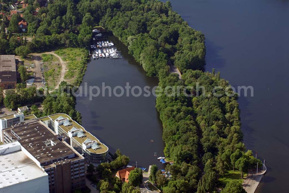 Berlin from the bird's eye view: Blick auf das Areal des Borsighafens am Borsigdamm in Berlin Reinickendorf.Statt Sportboote und kleiner Yachten sollen im Borsighafen künftig wieder Lastkähne festmachen. Vor allem die ansässigen Unternehmen Borsig und MAN wollen dort ihre schweren und sperrigen Anlagen und Aggregate verschiffen, weil der Transport zum Westhafen durch die Stadt immer komplizierter wird. Um die Unternehmen zu unterstützen, hat der Bezirk jetzt den Borsighafen aus seinem Tourismuskonzept gestrichen. Er sollte ursprünglich zu einem Yachthafen ausgebaut werden.