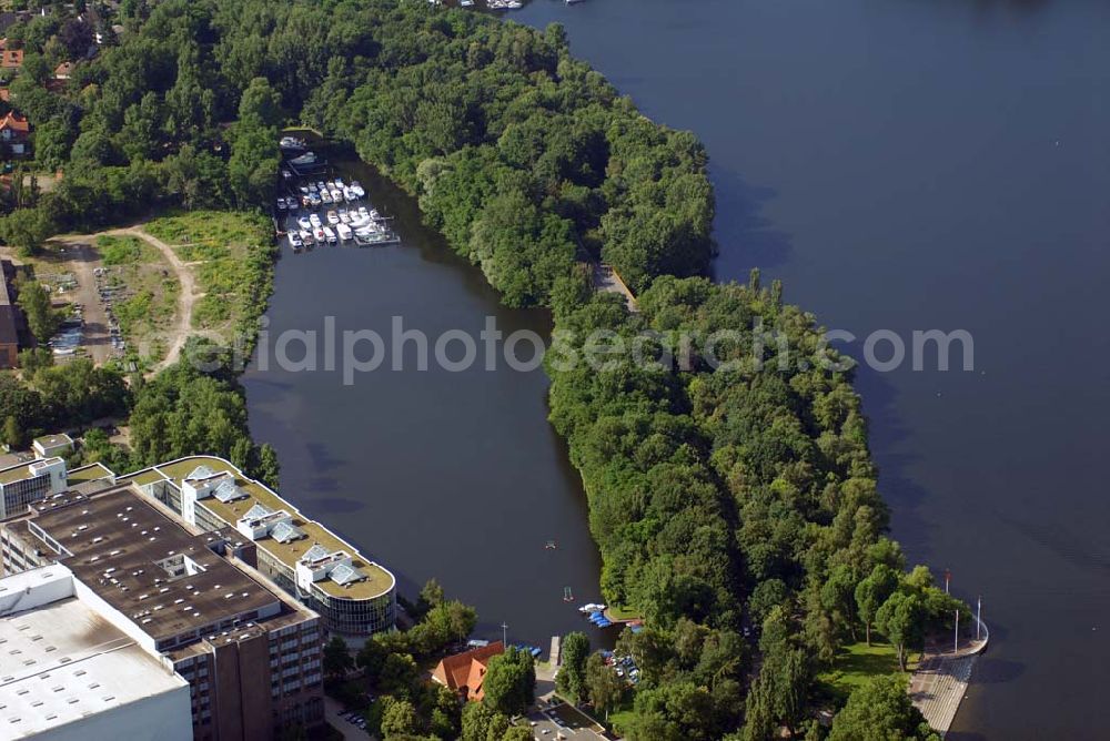 Aerial image Berlin - Blick auf das Areal des Borsighafens am Borsigdamm in Berlin Reinickendorf.Statt Sportboote und kleiner Yachten sollen im Borsighafen künftig wieder Lastkähne festmachen. Vor allem die ansässigen Unternehmen Borsig und MAN wollen dort ihre schweren und sperrigen Anlagen und Aggregate verschiffen, weil der Transport zum Westhafen durch die Stadt immer komplizierter wird. Um die Unternehmen zu unterstützen, hat der Bezirk jetzt den Borsighafen aus seinem Tourismuskonzept gestrichen. Er sollte ursprünglich zu einem Yachthafen ausgebaut werden.