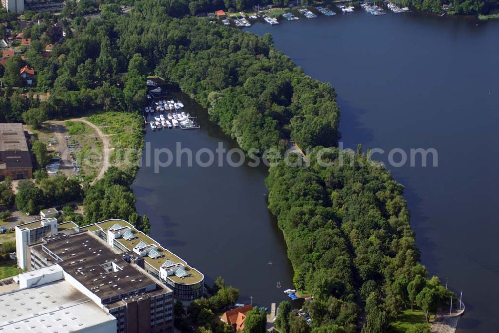 Aerial photograph Berlin - Blick auf das Areal des Borsighafens am Borsigdamm in Berlin Reinickendorf.Statt Sportboote und kleiner Yachten sollen im Borsighafen künftig wieder Lastkähne festmachen. Vor allem die ansässigen Unternehmen Borsig und MAN wollen dort ihre schweren und sperrigen Anlagen und Aggregate verschiffen, weil der Transport zum Westhafen durch die Stadt immer komplizierter wird. Um die Unternehmen zu unterstützen, hat der Bezirk jetzt den Borsighafen aus seinem Tourismuskonzept gestrichen. Er sollte ursprünglich zu einem Yachthafen ausgebaut werden.