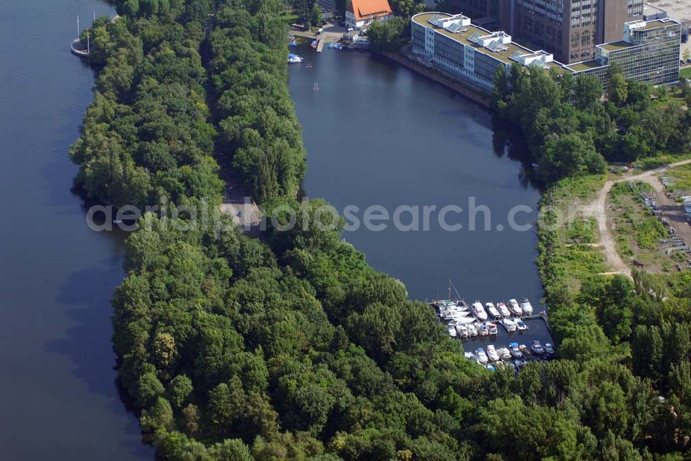 Berlin from above - Blick auf das Areal des Borsighafens am Borsigdamm in Berlin Reinickendorf.Statt Sportboote und kleiner Yachten sollen im Borsighafen künftig wieder Lastkähne festmachen. Vor allem die ansässigen Unternehmen Borsig und MAN wollen dort ihre schweren und sperrigen Anlagen und Aggregate verschiffen, weil der Transport zum Westhafen durch die Stadt immer komplizierter wird. Um die Unternehmen zu unterstützen, hat der Bezirk jetzt den Borsighafen aus seinem Tourismuskonzept gestrichen. Er sollte ursprünglich zu einem Yachthafen ausgebaut werden.