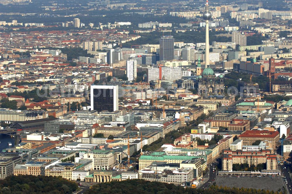 Berlin from the bird's eye view: Blick auf das Areal am Brandenburger Tor, Pariser Platz mit der Akademie der Künste, dem Holocaustdenkmal sowie der Baustelle der neues US-Botschaft. Im Hintergrund die Strasse Unter den Linden und das Zentrum Ost am Fernsehturm