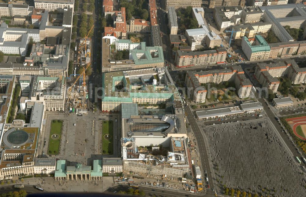 Aerial image Berlin - Blick auf das Areal am Brandenburger Tor, Pariser Platz mit der Akademie der Künste, dem Holocaustdenkmal sowie der Baustelle der neues US-Botschaft. Im Hintergrund die Strasse Unter den Linden und das Zentrum Ost am Fernsehturm