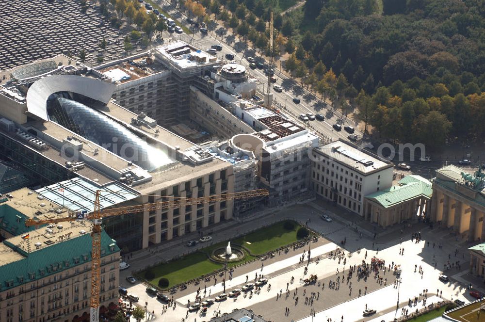 Berlin from above - Blick auf das Areal am Brandenburger Tor, Pariser Platz mit der Akademie der Künste, dem Holocaustdenkmal sowie der Baustelle der neues US-Botschaft. Der neue Hauptsitz der Akademie ist auf dem Grundstück des ehemaligen Palais Arnim. Zuvor residierte ihre preußische Vorgängereinrichtung fünf Jahre lang in der Potsdamer Straße. Die Akademie der Künste existiert in der derzeitigen Form seit dem 1. Oktober 1993.Sie ging aus der Deutschen Akademie der Künste in Berlin (Ost) (1950 gegründet), der nachmaligen Akademie der Künste der Deutschen Demokratischen Republik, und der Akademie der Künste in Berlin (West) (1954 gegründet) hervor; jedoch reichen die Anfänge zurück bis zur Academie der Mahler-, Bildhauer- und Architectur-Kunst, die Kurfürst Friedrich III. von Brandenburg, der spätere preußische König Friedrich I., am 11. Juli 1696 ins Leben rief. Auf diese Tradition der Preußischen Akademie der Künste bezieht sich die Akademie der Künste ausdrücklich.