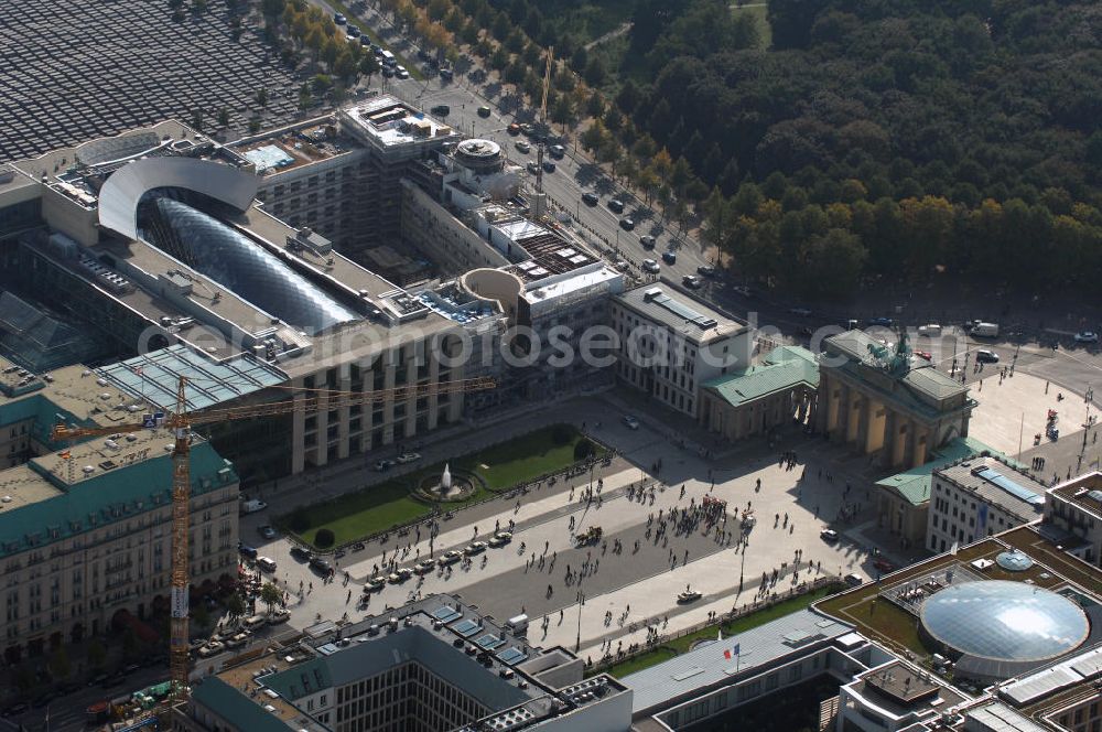 Berlin from the bird's eye view: Blick auf das Areal am Brandenburger Tor, Pariser Platz mit der Akademie der Künste, dem Holocaustdenkmal sowie der Baustelle der neues US-Botschaft. Der neue Hauptsitz der Akademie ist auf dem Grundstück des ehemaligen Palais Arnim. Zuvor residierte ihre preußische Vorgängereinrichtung fünf Jahre lang in der Potsdamer Straße. Die Akademie der Künste existiert in der derzeitigen Form seit dem 1. Oktober 1993.Sie ging aus der Deutschen Akademie der Künste in Berlin (Ost) (1950 gegründet), der nachmaligen Akademie der Künste der Deutschen Demokratischen Republik, und der Akademie der Künste in Berlin (West) (1954 gegründet) hervor; jedoch reichen die Anfänge zurück bis zur Academie der Mahler-, Bildhauer- und Architectur-Kunst, die Kurfürst Friedrich III. von Brandenburg, der spätere preußische König Friedrich I., am 11. Juli 1696 ins Leben rief. Auf diese Tradition der Preußischen Akademie der Künste bezieht sich die Akademie der Künste ausdrücklich.