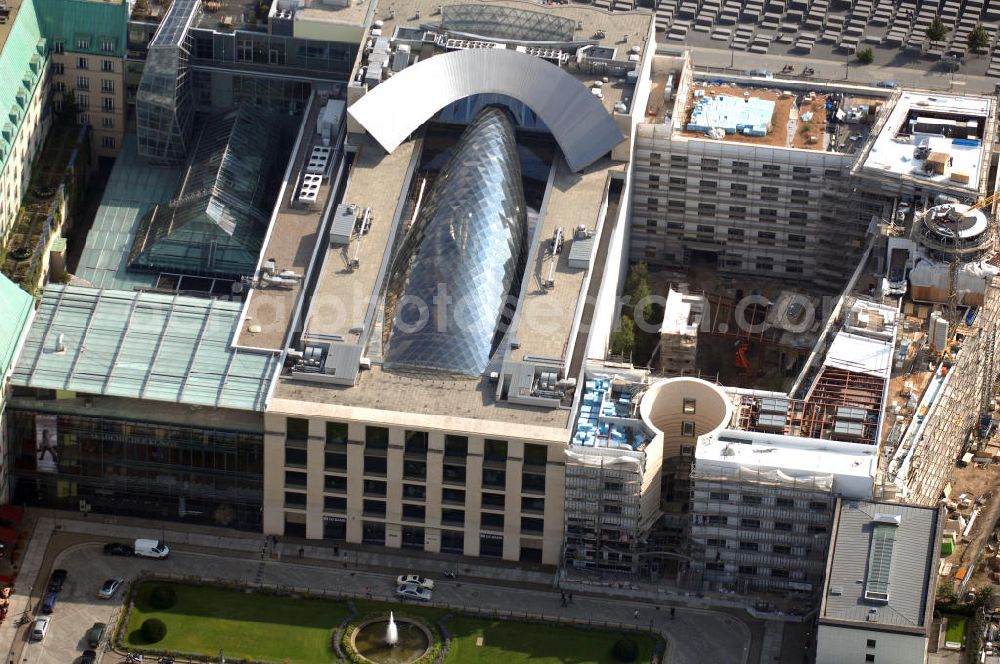 Aerial image Berlin - Blick auf das Areal am Brandenburger Tor, Pariser Platz mit der Akademie der Künste, dem Holocaustdenkmal sowie der Baustelle der neues US-Botschaft. Der neue Hauptsitz der Akademie ist auf dem Grundstück des ehemaligen Palais Arnim. Zuvor residierte ihre preußische Vorgängereinrichtung fünf Jahre lang in der Potsdamer Straße. Die Akademie der Künste existiert in der derzeitigen Form seit dem 1. Oktober 1993.Sie ging aus der Deutschen Akademie der Künste in Berlin (Ost) (1950 gegründet), der nachmaligen Akademie der Künste der Deutschen Demokratischen Republik, und der Akademie der Künste in Berlin (West) (1954 gegründet) hervor; jedoch reichen die Anfänge zurück bis zur Academie der Mahler-, Bildhauer- und Architectur-Kunst, die Kurfürst Friedrich III. von Brandenburg, der spätere preußische König Friedrich I., am 11. Juli 1696 ins Leben rief. Auf diese Tradition der Preußischen Akademie der Künste bezieht sich die Akademie der Künste ausdrücklich.