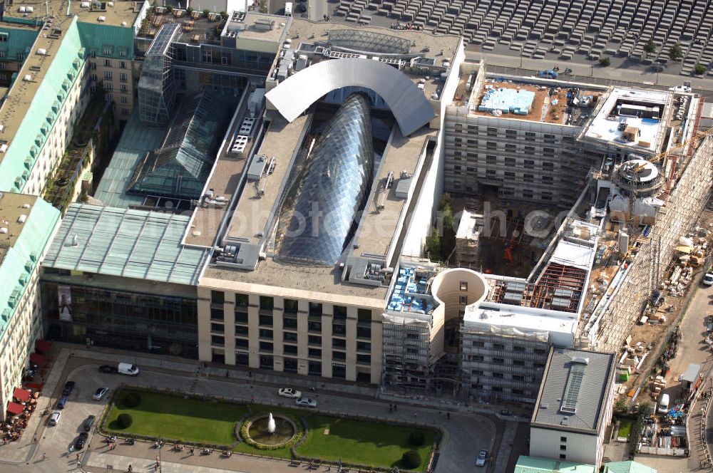 Aerial photograph Berlin - Blick auf das Areal am Brandenburger Tor, Pariser Platz mit der Akademie der Künste, dem Holocaustdenkmal sowie der Baustelle der neues US-Botschaft. Der neue Hauptsitz der Akademie ist auf dem Grundstück des ehemaligen Palais Arnim. Zuvor residierte ihre preußische Vorgängereinrichtung fünf Jahre lang in der Potsdamer Straße. Die Akademie der Künste existiert in der derzeitigen Form seit dem 1. Oktober 1993.Sie ging aus der Deutschen Akademie der Künste in Berlin (Ost) (1950 gegründet), der nachmaligen Akademie der Künste der Deutschen Demokratischen Republik, und der Akademie der Künste in Berlin (West) (1954 gegründet) hervor; jedoch reichen die Anfänge zurück bis zur Academie der Mahler-, Bildhauer- und Architectur-Kunst, die Kurfürst Friedrich III. von Brandenburg, der spätere preußische König Friedrich I., am 11. Juli 1696 ins Leben rief. Auf diese Tradition der Preußischen Akademie der Künste bezieht sich die Akademie der Künste ausdrücklich.