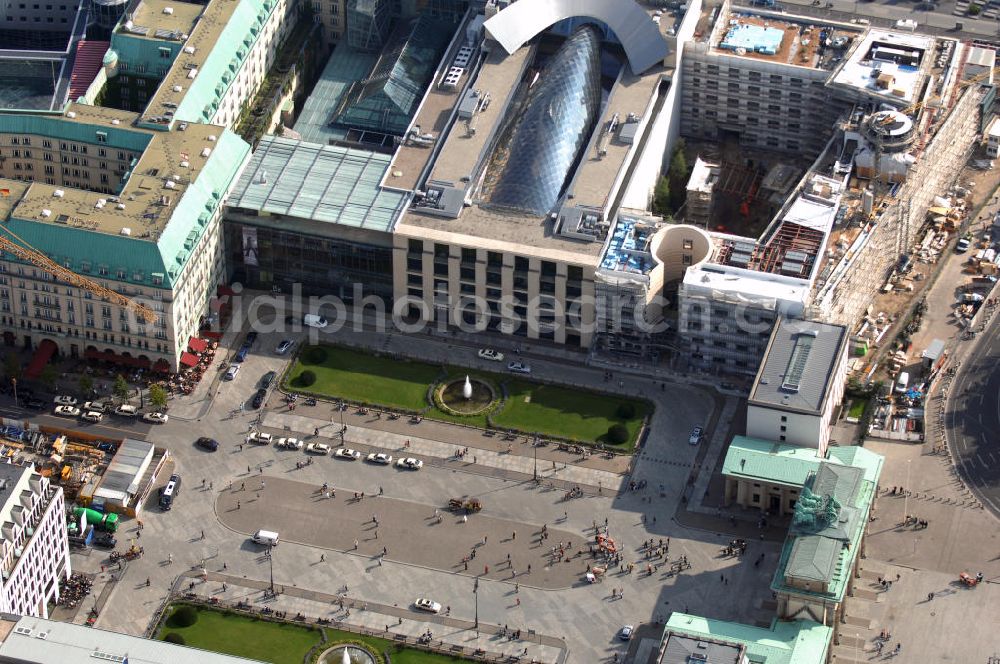 Berlin from above - Blick auf das Areal am Brandenburger Tor, Pariser Platz mit der Akademie der Künste, dem Holocaustdenkmal sowie der Baustelle der neues US-Botschaft. Der neue Hauptsitz der Akademie ist auf dem Grundstück des ehemaligen Palais Arnim. Zuvor residierte ihre preußische Vorgängereinrichtung fünf Jahre lang in der Potsdamer Straße. Die Akademie der Künste existiert in der derzeitigen Form seit dem 1. Oktober 1993.Sie ging aus der Deutschen Akademie der Künste in Berlin (Ost) (1950 gegründet), der nachmaligen Akademie der Künste der Deutschen Demokratischen Republik, und der Akademie der Künste in Berlin (West) (1954 gegründet) hervor; jedoch reichen die Anfänge zurück bis zur Academie der Mahler-, Bildhauer- und Architectur-Kunst, die Kurfürst Friedrich III. von Brandenburg, der spätere preußische König Friedrich I., am 11. Juli 1696 ins Leben rief. Auf diese Tradition der Preußischen Akademie der Künste bezieht sich die Akademie der Künste ausdrücklich.