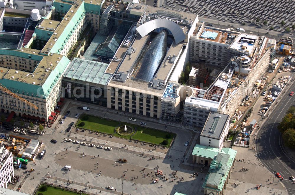 Berlin from the bird's eye view: Blick auf das Areal am Brandenburger Tor, Pariser Platz mit der Akademie der Künste, dem Holocaustdenkmal sowie der Baustelle der neues US-Botschaft. Der neue Hauptsitz der Akademie ist auf dem Grundstück des ehemaligen Palais Arnim. Zuvor residierte ihre preußische Vorgängereinrichtung fünf Jahre lang in der Potsdamer Straße. Die Akademie der Künste existiert in der derzeitigen Form seit dem 1. Oktober 1993.Sie ging aus der Deutschen Akademie der Künste in Berlin (Ost) (1950 gegründet), der nachmaligen Akademie der Künste der Deutschen Demokratischen Republik, und der Akademie der Künste in Berlin (West) (1954 gegründet) hervor; jedoch reichen die Anfänge zurück bis zur Academie der Mahler-, Bildhauer- und Architectur-Kunst, die Kurfürst Friedrich III. von Brandenburg, der spätere preußische König Friedrich I., am 11. Juli 1696 ins Leben rief. Auf diese Tradition der Preußischen Akademie der Künste bezieht sich die Akademie der Künste ausdrücklich.