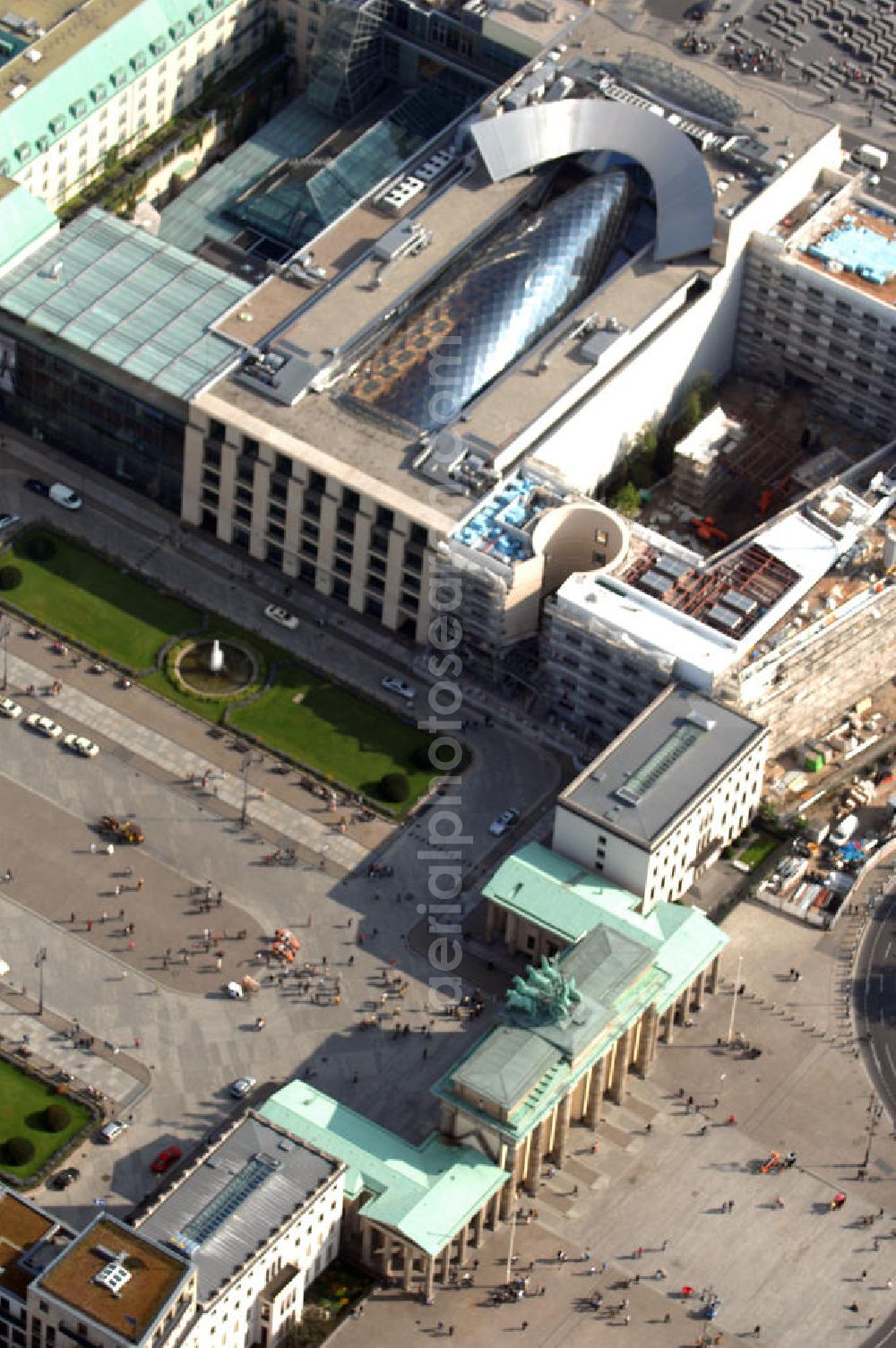 Aerial image Berlin - Blick auf das Areal am Brandenburger Tor, Pariser Platz mit der Akademie der Künste, dem Holocaustdenkmal sowie der Baustelle der neues US-Botschaft. Der neue Hauptsitz der Akademie ist auf dem Grundstück des ehemaligen Palais Arnim. Zuvor residierte ihre preußische Vorgängereinrichtung fünf Jahre lang in der Potsdamer Straße. Die Akademie der Künste existiert in der derzeitigen Form seit dem 1. Oktober 1993.Sie ging aus der Deutschen Akademie der Künste in Berlin (Ost) (1950 gegründet), der nachmaligen Akademie der Künste der Deutschen Demokratischen Republik, und der Akademie der Künste in Berlin (West) (1954 gegründet) hervor; jedoch reichen die Anfänge zurück bis zur Academie der Mahler-, Bildhauer- und Architectur-Kunst, die Kurfürst Friedrich III. von Brandenburg, der spätere preußische König Friedrich I., am 11. Juli 1696 ins Leben rief. Auf diese Tradition der Preußischen Akademie der Künste bezieht sich die Akademie der Künste ausdrücklich.