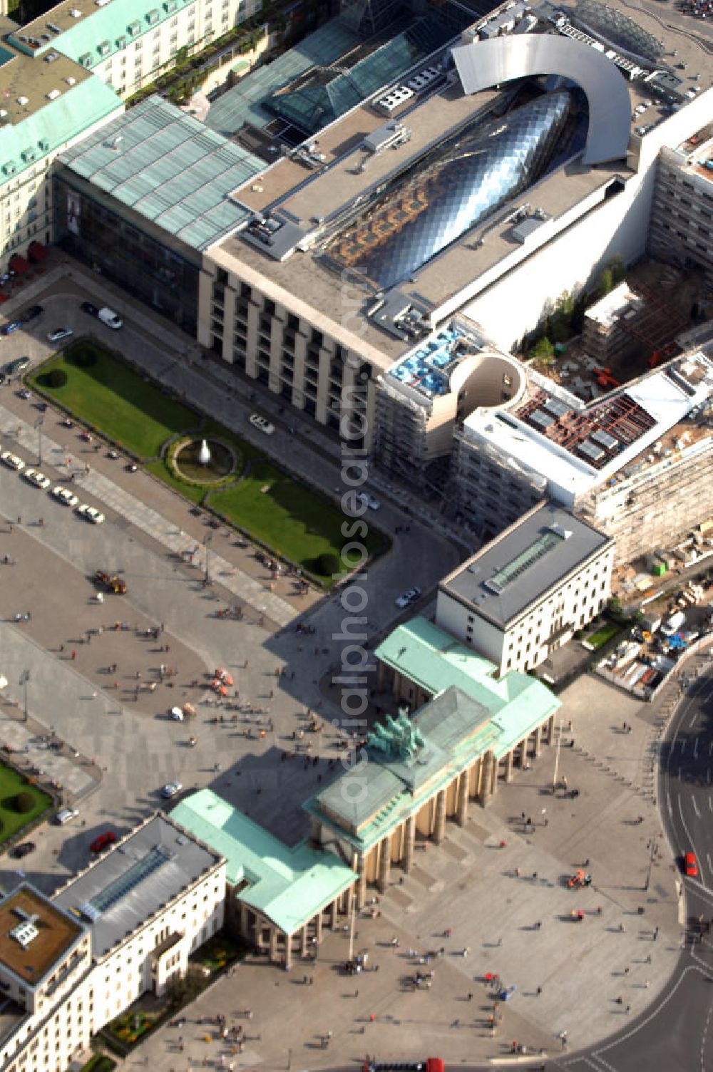 Aerial photograph Berlin - Blick auf das Areal am Brandenburger Tor, Pariser Platz mit der Akademie der Künste, dem Holocaustdenkmal sowie der Baustelle der neues US-Botschaft. Der neue Hauptsitz der Akademie ist auf dem Grundstück des ehemaligen Palais Arnim. Zuvor residierte ihre preußische Vorgängereinrichtung fünf Jahre lang in der Potsdamer Straße. Die Akademie der Künste existiert in der derzeitigen Form seit dem 1. Oktober 1993.Sie ging aus der Deutschen Akademie der Künste in Berlin (Ost) (1950 gegründet), der nachmaligen Akademie der Künste der Deutschen Demokratischen Republik, und der Akademie der Künste in Berlin (West) (1954 gegründet) hervor; jedoch reichen die Anfänge zurück bis zur Academie der Mahler-, Bildhauer- und Architectur-Kunst, die Kurfürst Friedrich III. von Brandenburg, der spätere preußische König Friedrich I., am 11. Juli 1696 ins Leben rief. Auf diese Tradition der Preußischen Akademie der Künste bezieht sich die Akademie der Künste ausdrücklich.