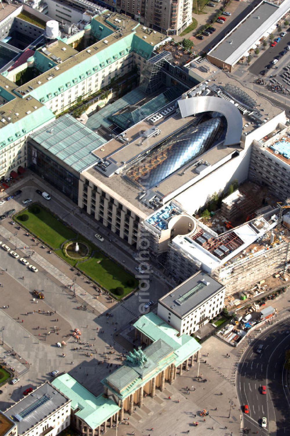 Berlin from above - Blick auf das Areal am Brandenburger Tor, Pariser Platz mit der Akademie der Künste, dem Holocaustdenkmal sowie der Baustelle der neues US-Botschaft. Der neue Hauptsitz der Akademie ist auf dem Grundstück des ehemaligen Palais Arnim. Zuvor residierte ihre preußische Vorgängereinrichtung fünf Jahre lang in der Potsdamer Straße. Die Akademie der Künste existiert in der derzeitigen Form seit dem 1. Oktober 1993.Sie ging aus der Deutschen Akademie der Künste in Berlin (Ost) (1950 gegründet), der nachmaligen Akademie der Künste der Deutschen Demokratischen Republik, und der Akademie der Künste in Berlin (West) (1954 gegründet) hervor; jedoch reichen die Anfänge zurück bis zur Academie der Mahler-, Bildhauer- und Architectur-Kunst, die Kurfürst Friedrich III. von Brandenburg, der spätere preußische König Friedrich I., am 11. Juli 1696 ins Leben rief. Auf diese Tradition der Preußischen Akademie der Künste bezieht sich die Akademie der Künste ausdrücklich.