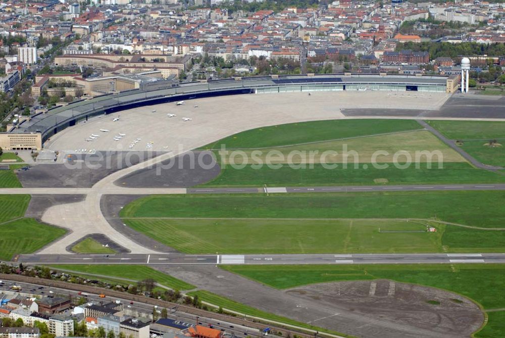 Berlin Tempelhof from above - Blick auf das Areal des Cityflughafens Berlin Tempelhof.Die vom Berliner Senat und von der Flughafengesellschaft für den 31. März 2007 angestrebte Schließung des Flughafens Tempelhof kostet 25,5 Millionen Euro. Bevor die Flughafengesellschaft den ihrer Ansicht nach unwirtschaftlichen City-Airport an Bund und Land Berlin zurückgibt, muß sie zunächst diese Summe für Sozialplan, Schadenersatz- und Ausgleichkosten für die Fluggesellschaften, Altlastenbeseitigung aufbringen.